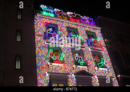 Londres, Royaume-Uni. 10 décembre 2018. Une vue de l'extérieur de la boutique pilote par le créateur de mode Stella McCartney dans Old Bond Street est éclairé des décorations de Noël Crédit : amer ghazzal/Alamy Live News Banque D'Images