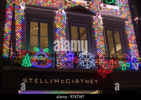 Londres, Royaume-Uni. 10 décembre 2018. Une vue de l'extérieur de la boutique pilote par le créateur de mode Stella McCartney dans Old Bond Street est éclairé des décorations de Noël Crédit : amer ghazzal/Alamy Live News Banque D'Images