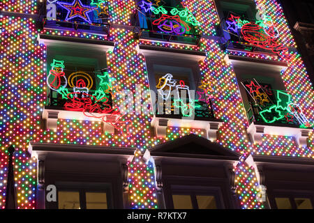 Londres, Royaume-Uni. 10 décembre 2018. Une vue de l'extérieur de la boutique pilote par le créateur de mode Stella McCartney dans Old Bond Street est éclairé des décorations de Noël Crédit : amer ghazzal/Alamy Live News Banque D'Images