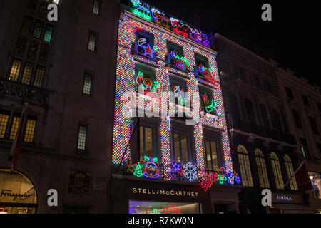 Londres, Royaume-Uni. 10 décembre 2018. Une vue de l'extérieur de la boutique pilote par le créateur de mode Stella McCartney dans Old Bond Street est éclairé des décorations de Noël Crédit : amer ghazzal/Alamy Live News Banque D'Images