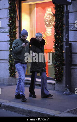 Milan, Elodie Di Patrizi shopping dans le centre avec un ami Elodie Di Patrizi, mieux connu simplement comme 'ELODIE', la chanteuse qui est sorti du talent des "amis" de Maria De Filippi, arrive en ville avec un ami, elle ne voulait pas révéler le nom. Les deux brassards à pied dans la via Montenapoleone, la navigation à travers les fenêtres des boutiques, puis recherchez l'adresse d'un magasin de chaussures sur le smartphone pour faire quelques courses. Alors qu'ELODIE est reconnu et handicapée par un mendiant qui demande l'aumône, elle s'arrête et regarde dans les poches d'argent, sort un 10 euro bill et le donne à elle. Il va alors à Banque D'Images