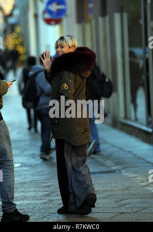 Milan, Elodie Di Patrizi shopping dans le centre avec un ami Elodie Di Patrizi, mieux connu simplement comme 'ELODIE', la chanteuse qui est sorti du talent des "amis" de Maria De Filippi, arrive en ville avec un ami, elle ne voulait pas révéler le nom. Les deux brassards à pied dans la via Montenapoleone, la navigation à travers les fenêtres des boutiques, puis recherchez l'adresse d'un magasin de chaussures sur le smartphone pour faire quelques courses. Alors qu'ELODIE est reconnu et handicapée par un mendiant qui demande l'aumône, elle s'arrête et regarde dans les poches d'argent, sort un 10 euro bill et le donne à elle. Il va alors à Banque D'Images