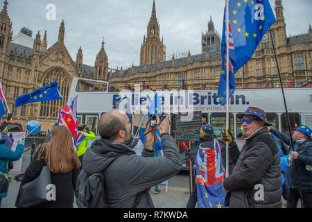 Westminster, London, UK. 10 Décembre, 2018. Brexit Brexit anti et pro militants manifester devant les Chambres du Parlement en tant que PM Theresa Mai annonce le vote sur le Brexit traiter elle a négocié sera retardé. Un pro-Brexit croient en Grande-Bretagne campagne bus passe régulièrement dans l'arrière-plan. Credit : Malcolm Park/Alamy Live News. Banque D'Images