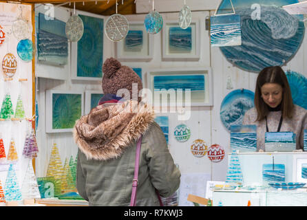 Winchester, Hampshire, Royaume-Uni. 11Th Feb 2018. Les foules affluent pour Winchester Marché de Noël alors que le soleil est de sortie. Credit : Carolyn Jenkins/Alamy Live News Banque D'Images