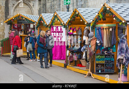 Winchester, Hampshire, Royaume-Uni. 11Th Feb 2018. Les foules affluent à la cathédrale de Winchester Marché de Noël alors que le soleil est dehors pour faire leurs achats de Noël. Credit : Carolyn Jenkins/Alamy Live News Banque D'Images