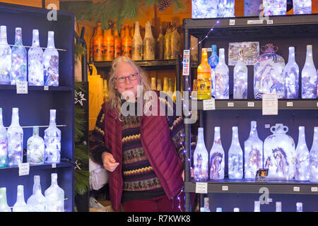 Winchester, Hampshire, Royaume-Uni. 11Th Feb 2018. Les foules affluent pour Winchester Marché de Noël alors que le soleil est de sortie. Stand de vente porte-bouteille légère des cadeaux au stand. Credit : Carolyn Jenkins/Alamy Live News Banque D'Images