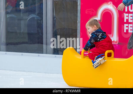 Winchester, Hampshire, Royaume-Uni. 11Th Feb 2018. Jeune garçon sur les pas de l'extérieur de l'aide de patinage patinoire patinoire sur la cathédrale de Winchester. Credit : Carolyn Jenkins/Alamy Live News Banque D'Images