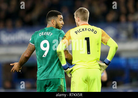 Liverpool, Royaume-Uni. 10 décembre 2018. Troy Deeney de Watford (l) et le gardien d'Everton Jordan Pickford font valoir. Premier League, Everton v Watford à Goodison Park à Liverpool le lundi 10 décembre 2018. Cette image ne peut être utilisé qu'à des fins rédactionnelles. Usage éditorial uniquement, licence requise pour un usage commercial. Aucune utilisation de pari, de jeux ou d'un seul club/ligue/dvd publications. Crédit : Chris Stading/Andrew Orchard la photographie de sport/Alamy live news Banque D'Images