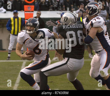 Oakland, Californie, USA. 2 Décembre, 2007. Oakland Raiders défensive fin Jay Richardson # 98 sacks Denver Broncos quarterback Jay Cutler # 6 avec Matt Lepsis offensive attaquer # 78 le dimanche, Décembre 2, 2007, au Oakland-Alameda County Coliseum, Oakland, Californie. Les raiders défait les Broncos 34-20. Crédit : Al Golub/ZUMA/Alamy Fil Live News Banque D'Images