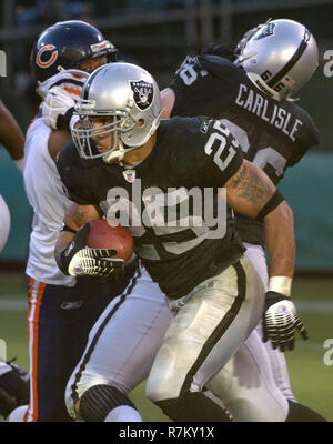 Oakland, Californie, USA. 11Th Nov, 2007. Oakland Raiders running back Justin Fargas # 25 yards rend le dimanche, Novembre 11, 2007, au Oakland-Alameda County Coliseum, Oakland, Californie. Les ours défait les Raiders 17-6. Crédit : Al Golub/ZUMA/Alamy Fil Live News Banque D'Images