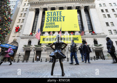 New York, USA. 11Th Feb 2018. Fearless 'Girl' est vu dans la rue en face de la Bourse de New York à New York, États-Unis, 10 décembre 2018. 'Fille' un intrépide, célèbre statue de bronze situé à New York City's Financial District, a été dévoilé à sa nouvelle maison en face de la Bourse de New York (NYSE) lundi matin. Fearless 'Girl' a été initialement installé face à face avec l'emblématique "en charge Bull' statue au Bowling Green Park à Manhattan. Source : Xinhua/Alamy Live News Banque D'Images