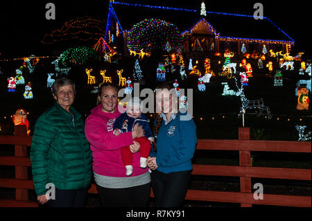 03320 West Cork, Irlande. Dec 10, 2018. Noreen McSweeney's Christmas lights afficher attire des centaines de personnes du West Cork. Veronica, Catherine, Alex et Kate Gibbons de Bantry sont venus voir les lumières ce soir. Credit : Andy Gibson/Alamy Live News. Banque D'Images