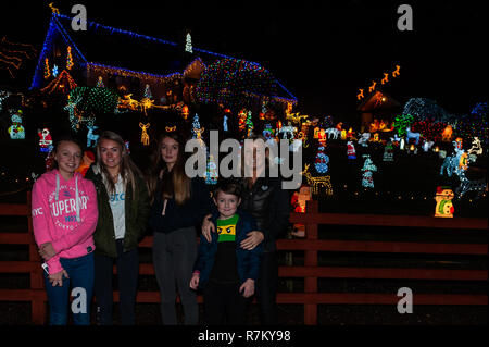 03320 West Cork, Irlande. Dec 10, 2018. Noreen McSweeney's Christmas lights afficher attire des centaines de personnes du West Cork. Kayla, Ali, Jessie, Jake et Karen Holmes de Skibbereen sont venus voir les lumières ce soir. Credit : Andy Gibson/Alamy Live News. Banque D'Images