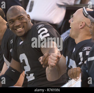 Oakland, Californie, USA. 4Th Nov, 2007. Oakland Raiders quarterback JaMarcus Russell # 2 et le receveur Tim Dwight # 17 blague pendant le jeu le dimanche, 4 novembre 2007, à Oakland-Alameda County Coliseum à Oakland, Californie. Les Texans défait les Raiders 24-17. Crédit : Al Golub/ZUMA/Alamy Fil Live News Banque D'Images