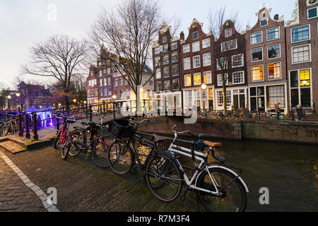 Voir la soirée de canal Brouwersgracht et Old Dutch traditionnels de maisons dans la soirée à Amsterdam, Pays-Bas Banque D'Images