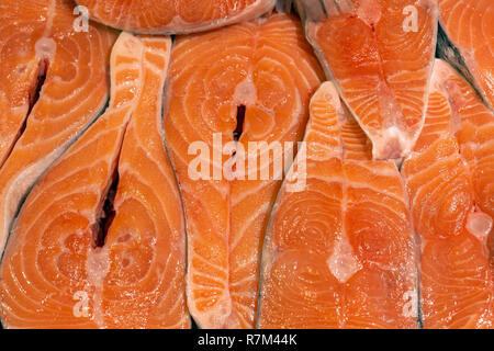 Close-up des darnes de saumon cru. Filet de poisson à l'encontre du marché. L'alimentation saine Banque D'Images