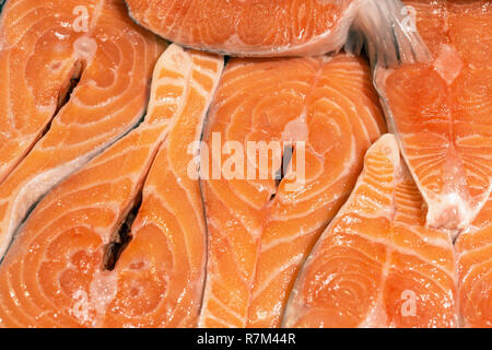 Close-up des darnes de saumon cru. Filet de poisson à l'encontre du marché. L'alimentation saine Banque D'Images