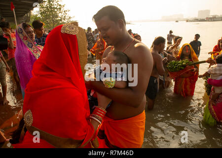 Festival indien,Chhat rituels puja,en,rivière,Ganga ,eau,Babughat,New Delhi,par, les jeunes,vieux,les gens de Bihar, Inde,. Banque D'Images