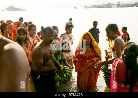 ,Indiens,festival,rituels Puja Chhat,effectuée,people,Bihari Babughat,New Delhi,dans l'eau du fleuve Ganga,,sur,avant dernier jour,après-midi,l'Inde. Banque D'Images