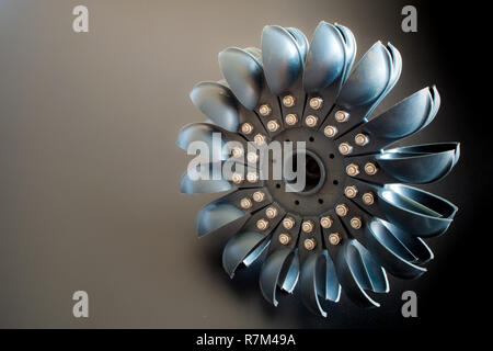 L'eau Pelton turbine pour produire de l'électricité par l'énergie hydraulique Banque D'Images