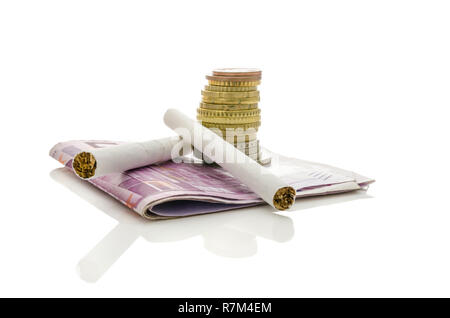 Deux cigarettes avec pile de pièces et billets en euro. Plus isolé sur fond blanc. Concept d'habitude de fumer coûte cher. Banque D'Images