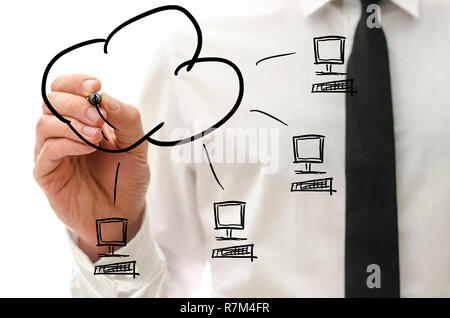 Dessin à la main des hommes pictogramme de cloud computing sur une interface virtuelle avec quatre ordinateurs connectés à un nuage. Banque D'Images