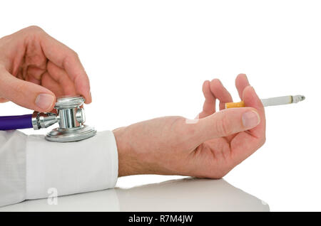 Détail de l'homme part holding stethoscope sur bras d'un fumeur qui tient une cigarette. Isolated over white. Banque D'Images