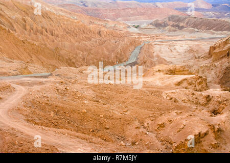 Route dans le désert d'Atacama entre formations de sel à Valle de la Luna, l'espagnol pour la vallée de la Lune, aussi connu comme la Cordillère de la Sal, l'espagnol pour le sel M Banque D'Images