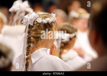 Des enfants à la première communion Banque D'Images