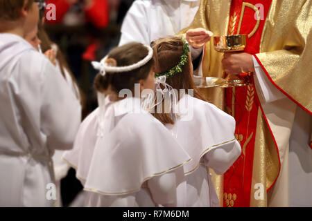 Des enfants à la première communion Banque D'Images