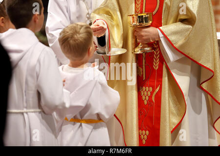 Des enfants à la première communion Banque D'Images