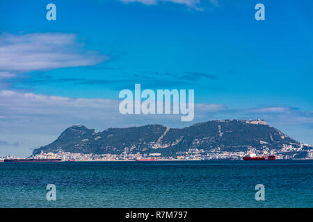 Le rocher de Gibraltar, Grande-Bretagne, Royaume-Uni, de Getares Beach, Algeciras, Cadix, Espagne Banque D'Images