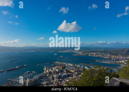Vue de Gibraltar, Grande-Bretagne, Royaume-Uni, et la Línea de la station de téléphérique, baie d'Algeciras, Cadix, Espagne Banque D'Images