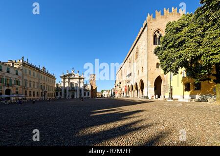 L'Italie, Lombardie, Mantoue (Mantova), classée au Patrimoine Mondial de l'UNESCO, la piazza Sordello, le Duomo (cathédrale) et le Palazzo Ducale, célèbre résidence de la famille Gonzague Banque D'Images