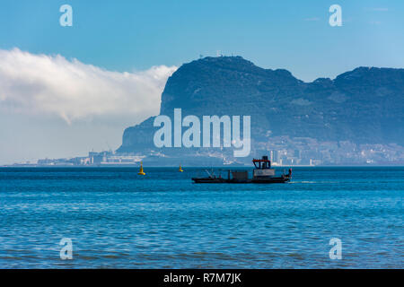 Une partie de la roche de Gibraltar de la plage de Rinconcillo, Algeciras, Espagne Banque D'Images