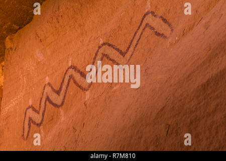 Un pétroglyphe serpent peint sur mur de Lune Chambre Ruine sur Cedar Mesa par un artiste Puebloan ancestrales, dans ce qui était autrefois partie d'ours oreilles Nati Banque D'Images