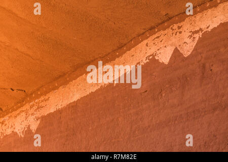 Symbole peint en blanc sur le mur intérieur à Moon House Ruin sur Cedar Mesa, créé par Ancestral Puebloan People et une fois partie d'Oreilles Ours Monu National Banque D'Images