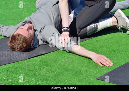 Saint-pétersbourg, Russie..mai.20,2018.Les jeunes filles faire le warmup massage pour détendre les muscles.athlètes.La fatigue quitte le corps.Power et la vigueur sont de retour. Banque D'Images