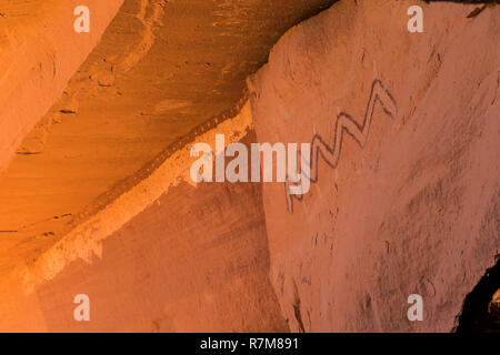 Un pétroglyphe serpent peint sur mur de Lune Chambre Ruine sur Cedar Mesa par un artiste Puebloan ancestrales, dans ce qui était autrefois partie d'ours oreilles Nati Banque D'Images