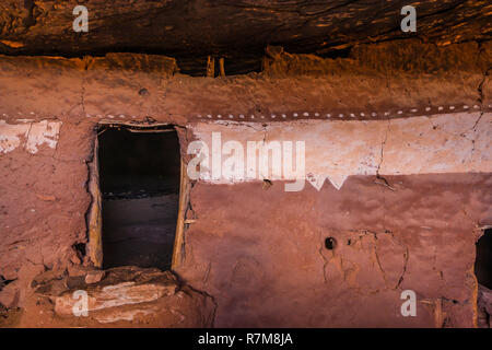 Porte et peintures décoratives le long passage intérieur symbole derrière un mur de défense à Moon House Ruin sur Cedar Mesa, construit par l'Ancestral Puebloan P Banque D'Images