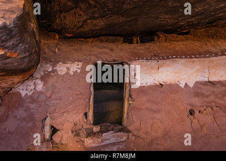 Porte et peintures décoratives le long passage intérieur symbole derrière un mur de défense à Moon House Ruin sur Cedar Mesa, construit par l'Ancestral Puebloan P Banque D'Images