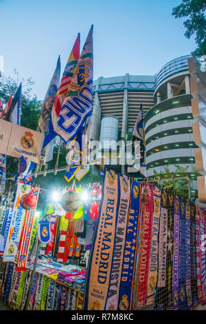 Décrochage du vendeur près de Santiago Bernabeu avant un match de football. Madrid, Espagne. Banque D'Images