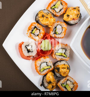 Vue de dessus sur un plat de sushi différents dans une assiette blanche Banque D'Images