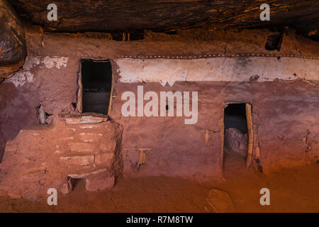 Porte et peintures décoratives le long passage intérieur symbole derrière un mur de défense à Moon House Ruin sur Cedar Mesa, construit par l'Ancestral Puebloan P Banque D'Images