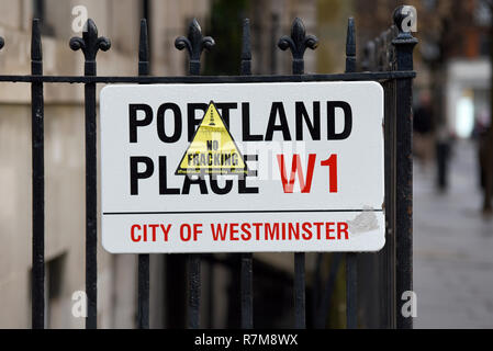 Portland Place road sign, plaque de rue, Londres, tête avec aucune protestation de fracturation autocollant. City of Westminster, London W1, au Royaume-Uni. Protestant Banque D'Images