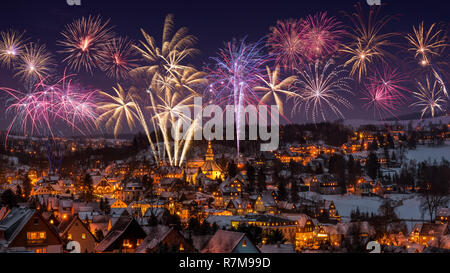 D'artifice Nouvel an et allumé en maisons de Seiffen à Noël. La Saxe en Allemagne. Banque D'Images