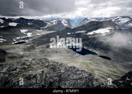 La Norvège, More og Romsdal, Rauma, parc national de Reinheimen, vue depuis le Troll mur (Pluscamp Sandvik), la plus haute paroi rocheuse verticale en Europe, environ 1100m Banque D'Images