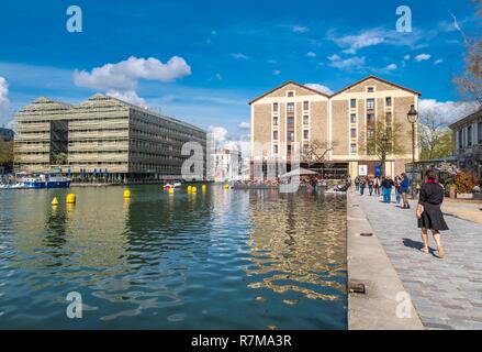 France, Paris, La Villette, l'ancien bassin de La Villette Magasins généraux réhabilité par les architectes Chaix et Morel en auberge de jeunesse, restaurant, hôtel et résidence étudiante avec le label Haute Qualité Environnementale, et sur le côté droit, le bar-restaurant et brasserie artisanale, Paname Brewing Compagny ou PBC Banque D'Images