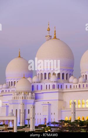 Emirats arabes unis, Abu Dhabi, Sheikh Zayed Grand Mosque, du nom du premier président des EAU, Cheikh Zayed ben Sultan al Nahyane, il peut être visité par plus de 40 000 personnes Banque D'Images