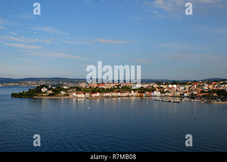 Vue depuis l'eau à Mugardos. Mugardos est une ville dans la province de La Corogne en Galice, située sur la côte atlantique au nord-ouest de l'Espagne. Banque D'Images